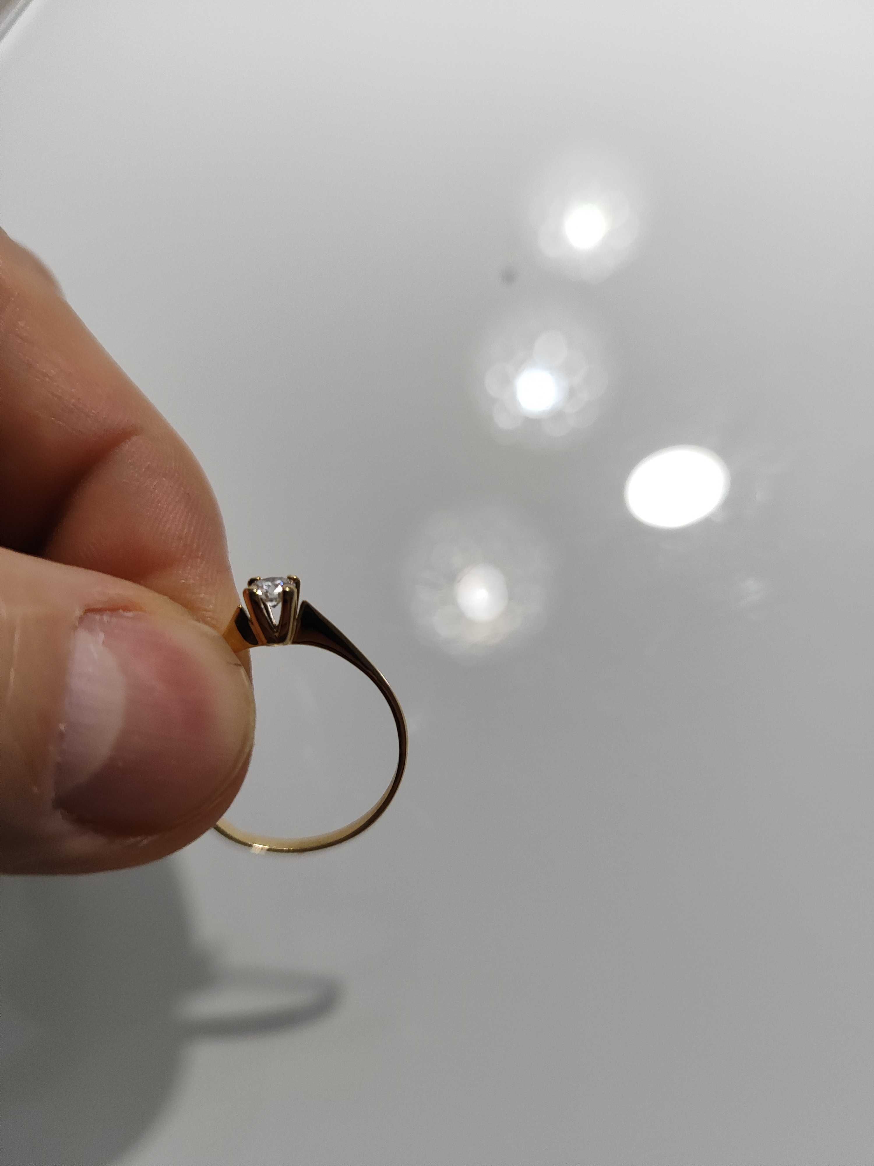 Złoty pierścionek z brylantem 0.16CT rozmiar 19 próba 585