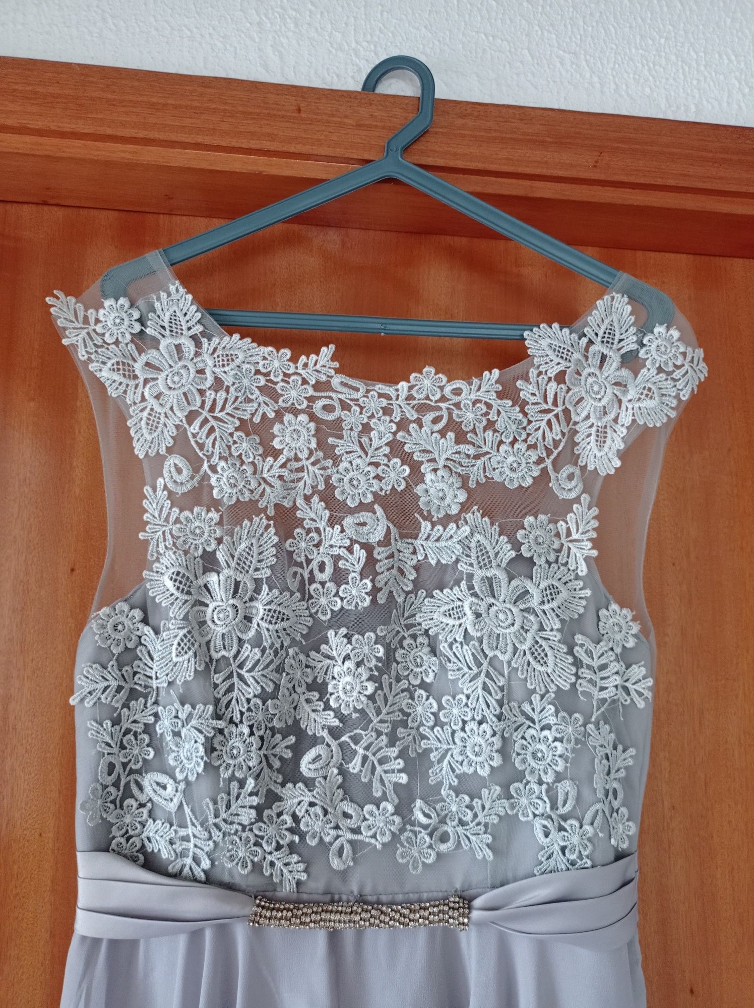 Vestido de cerimónia cinzento