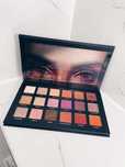 Paletka Huda Beauty Desert Dusk tylko swatche