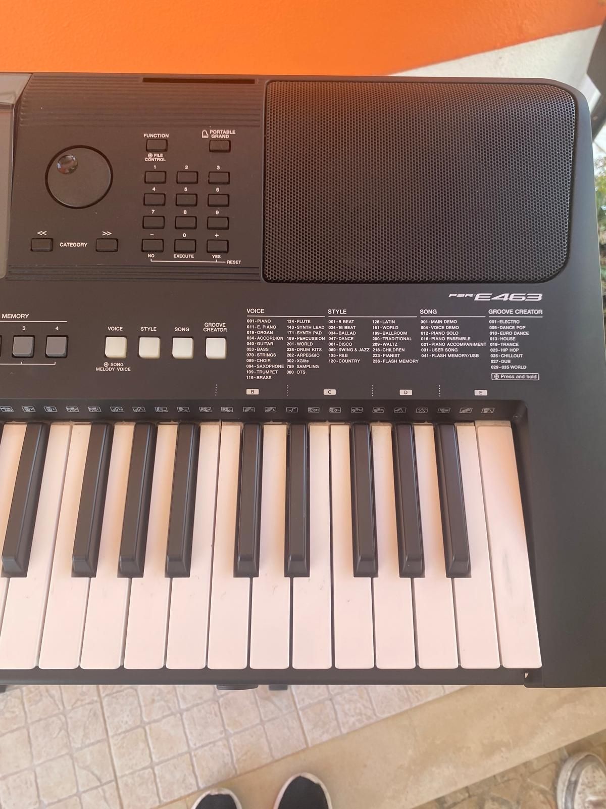 Teclado digital YAMAHA E463 com cavalete