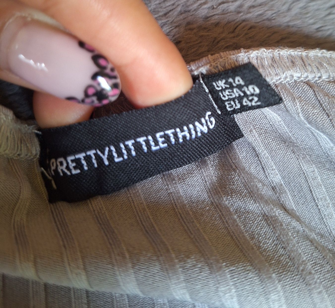 Szary prążkowany kombinezon damski marka PrettyLittleThing rozmiar XL