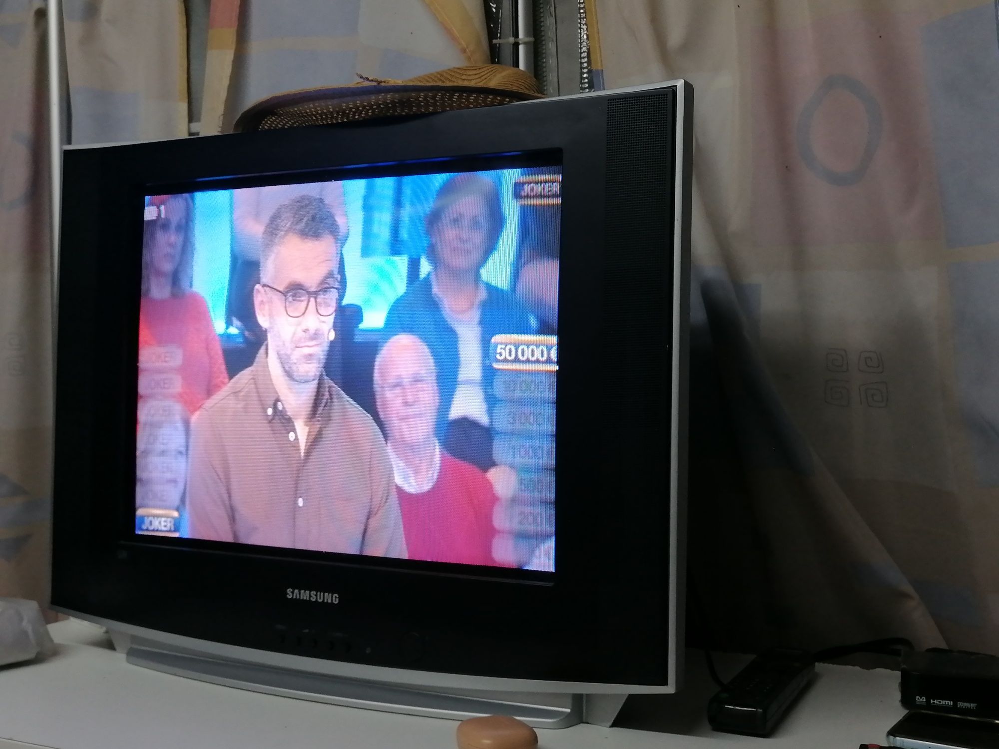 Vendo 2 televisões antigas (funcionais) + 2 aparelhos TDT