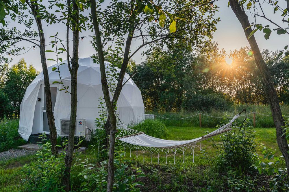 Glamping z jacuzzi nad jeziorem czorsztyńskim. Domki kopułowe, kominek