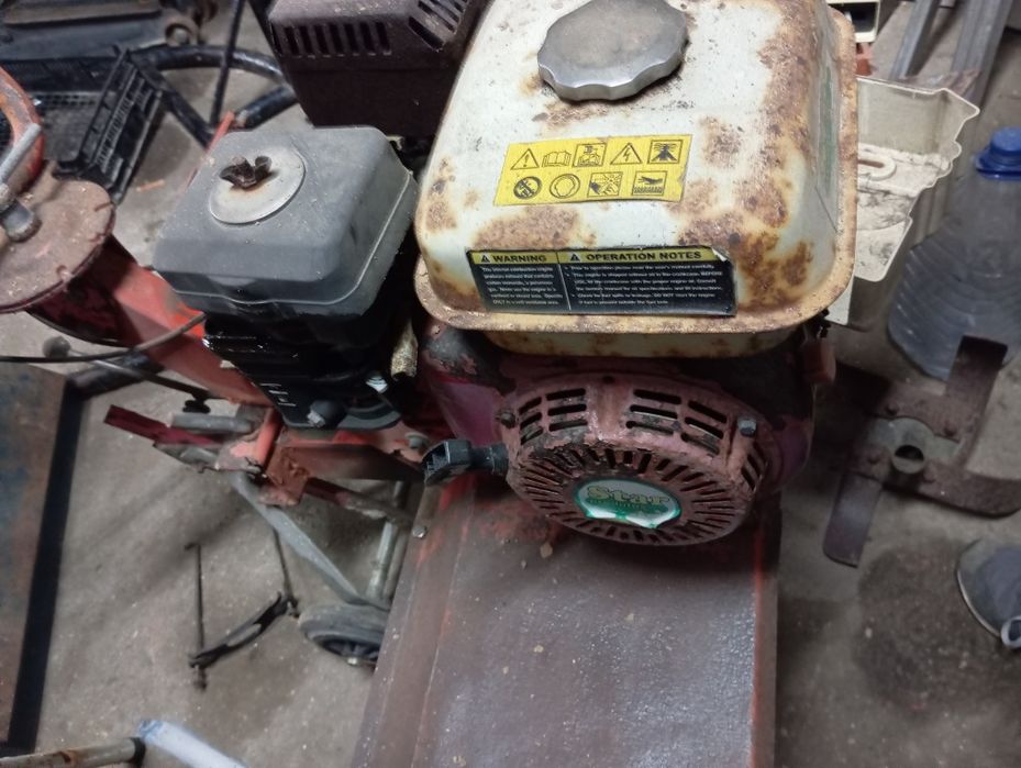 Moto enchada a trabalhar