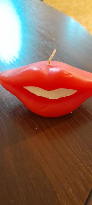 Świeczka w kształcie ust