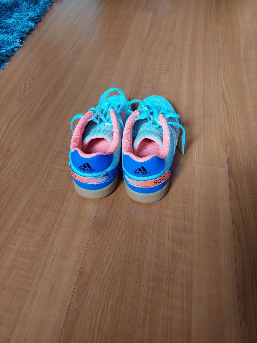 Sapatilha futsal adidas sala