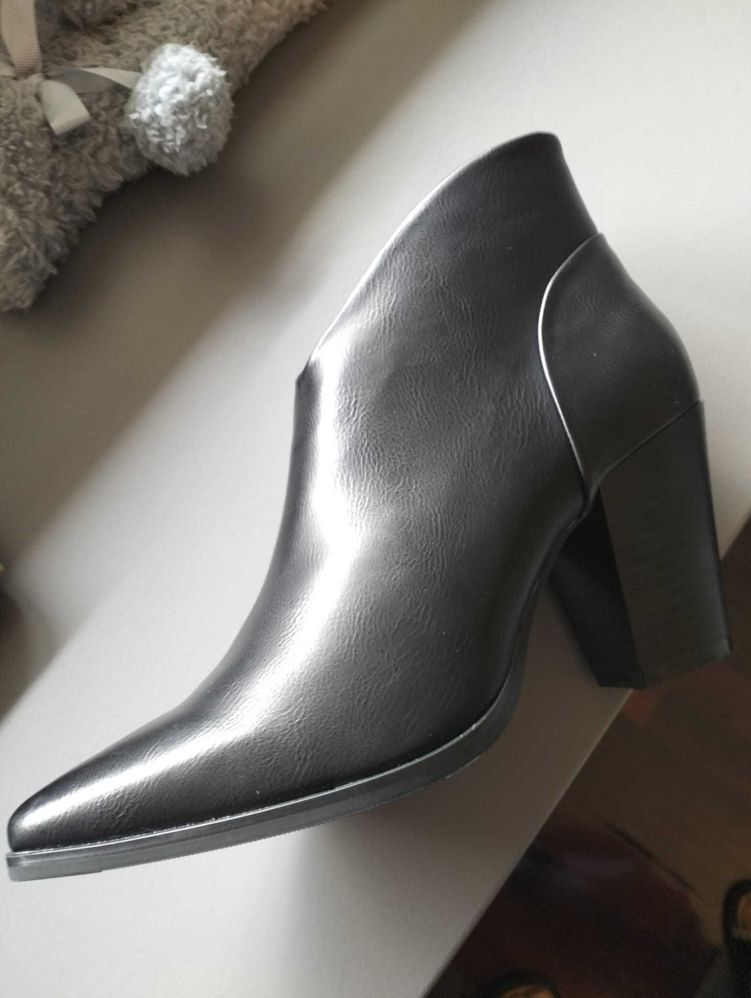 Bota de senhora cano baixo ou botins.