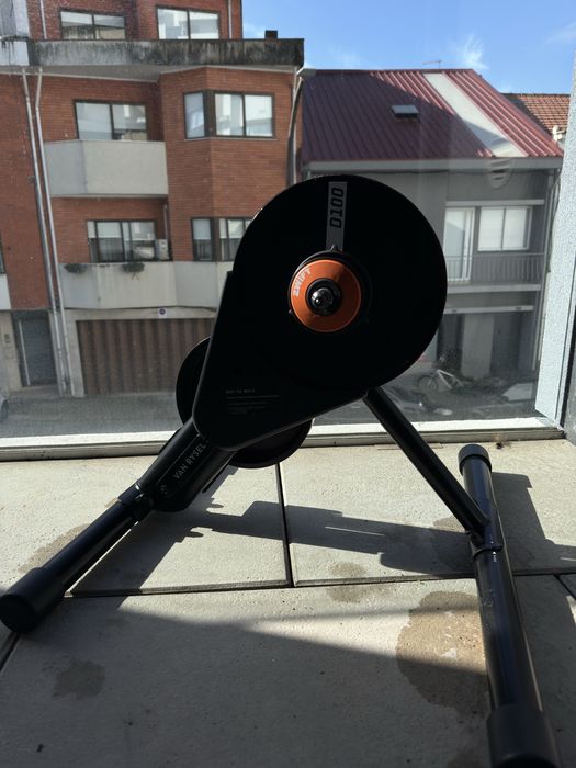 Rolo de treino Van Rysel D100 com Zwift Cog
