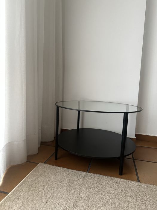 Vende-se mesa de centro/apoio em metal preto e vidro