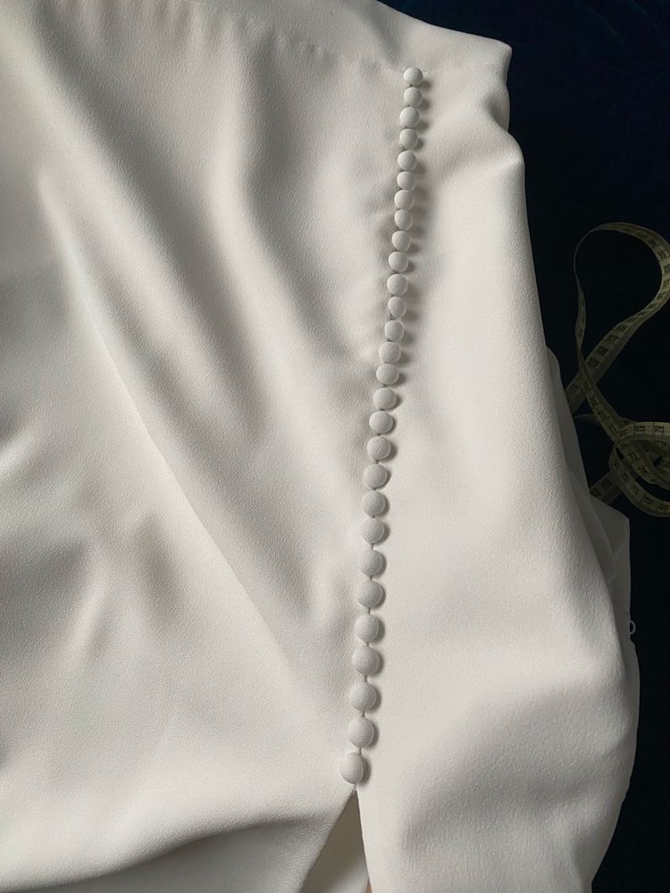 Piękna, elegancka, gładka suknia ślubna, kolor ecru