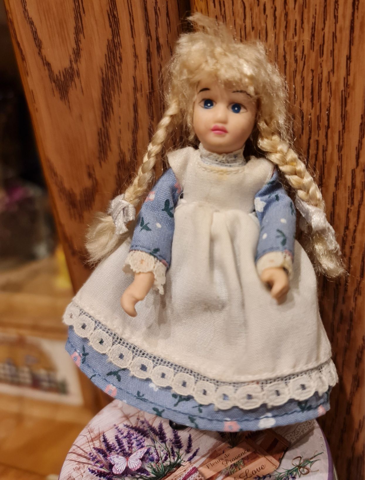 Porcelanowa lalka, figurka z Niemiec