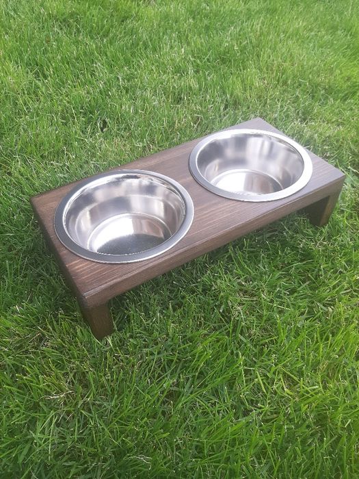 Підставка з мисками для тварин.