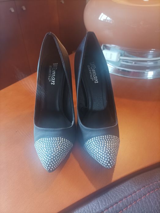 Sapatos pretos com brilhantes