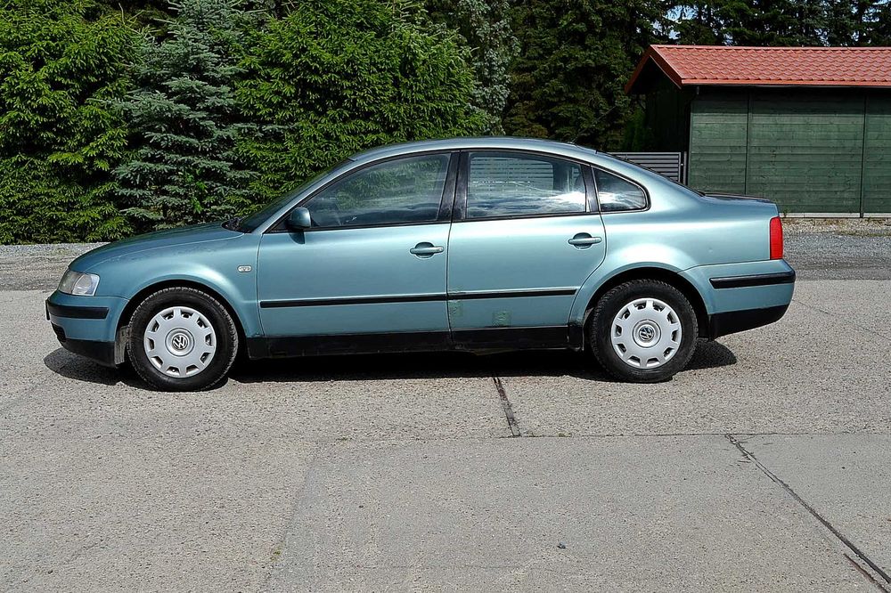 VW - Passat  1.6 cm benzyna ,   klima ,  okazja !