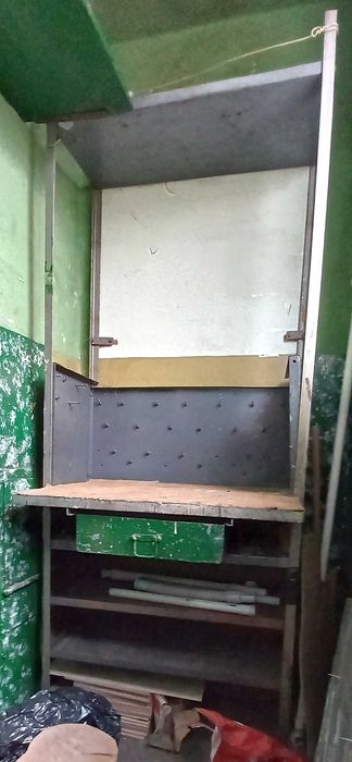 Stół Warsztatowy - wysoki regał metalowy, dobry do małych pomieszczeń