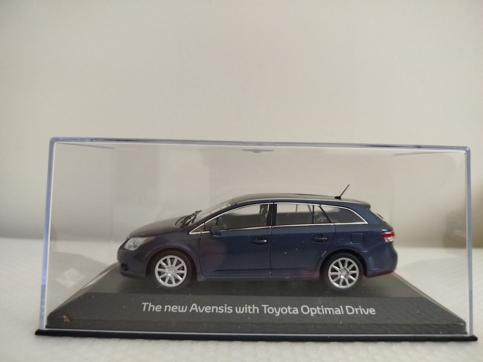 Miniatura Toyota Avensis SW 1/43 Nova