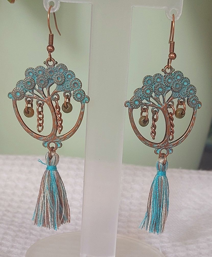 Brinco em cor cobre e azul com estrutura de árvore