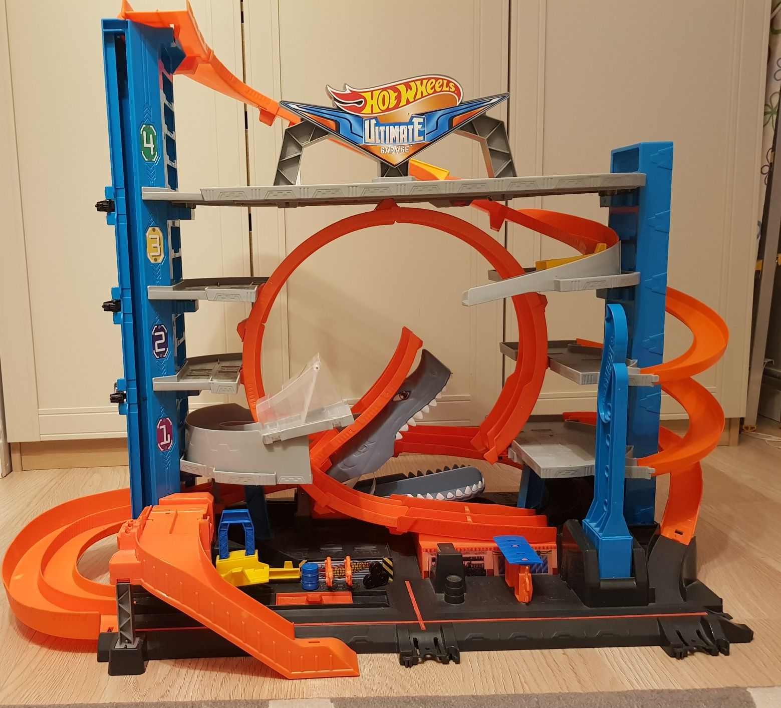 Hot Wheels -  Mega Garaż z rekinem