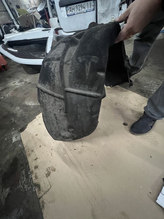 Задний левый подкрылок tesla3