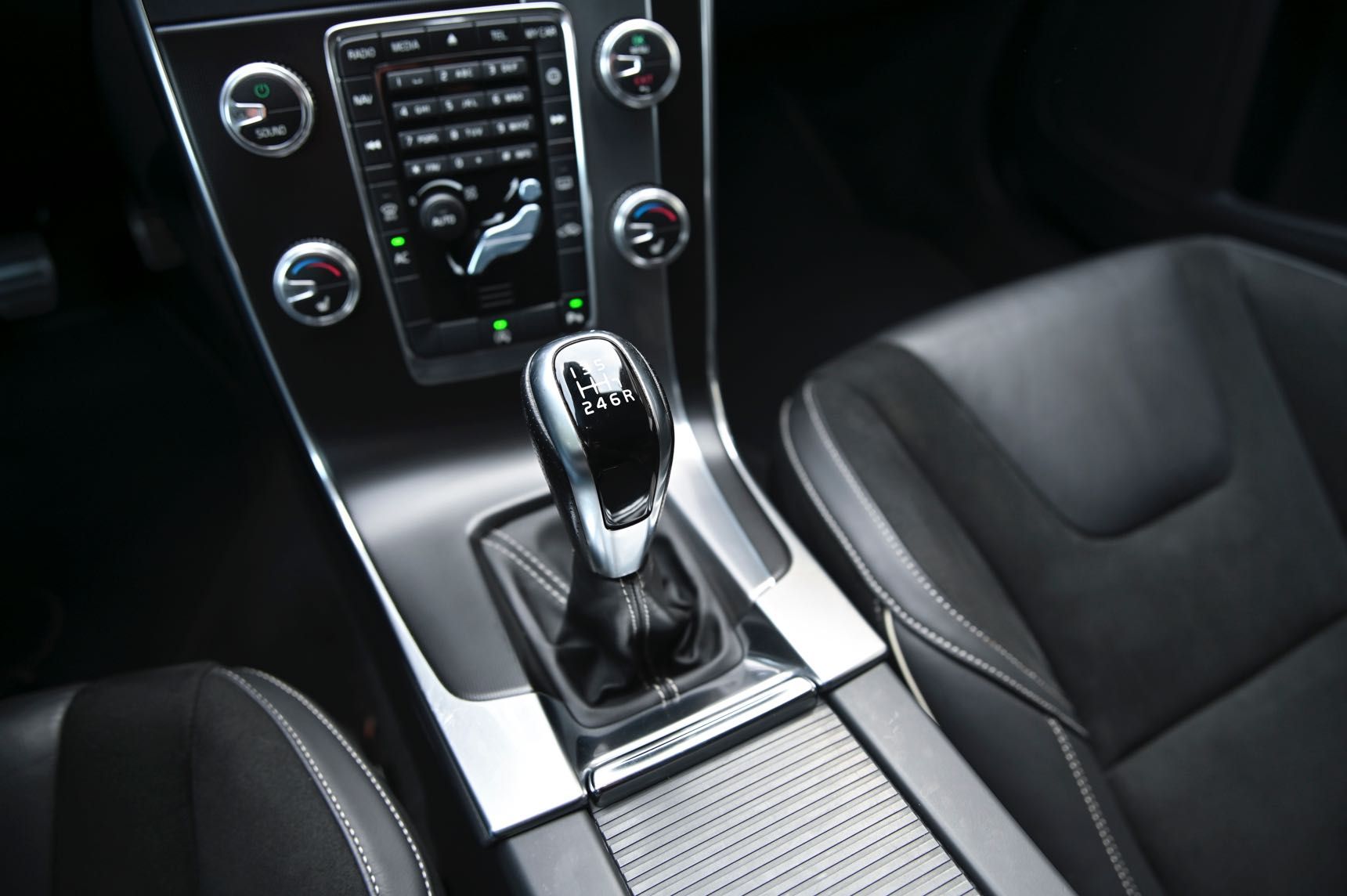 VOLVO V60 R-Designe 2.0D 2018 rok
