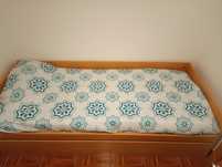 Cama de estúdio e mesa cabeceira