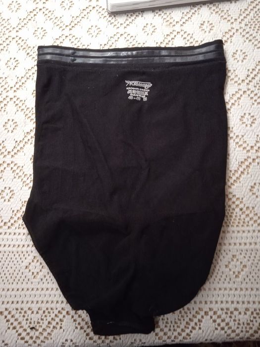 Утягивающие плотные трусики с завышенной талией.