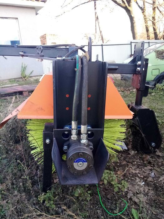 Щітка дорожня комунальна Залізний Лев з механічним поворотом