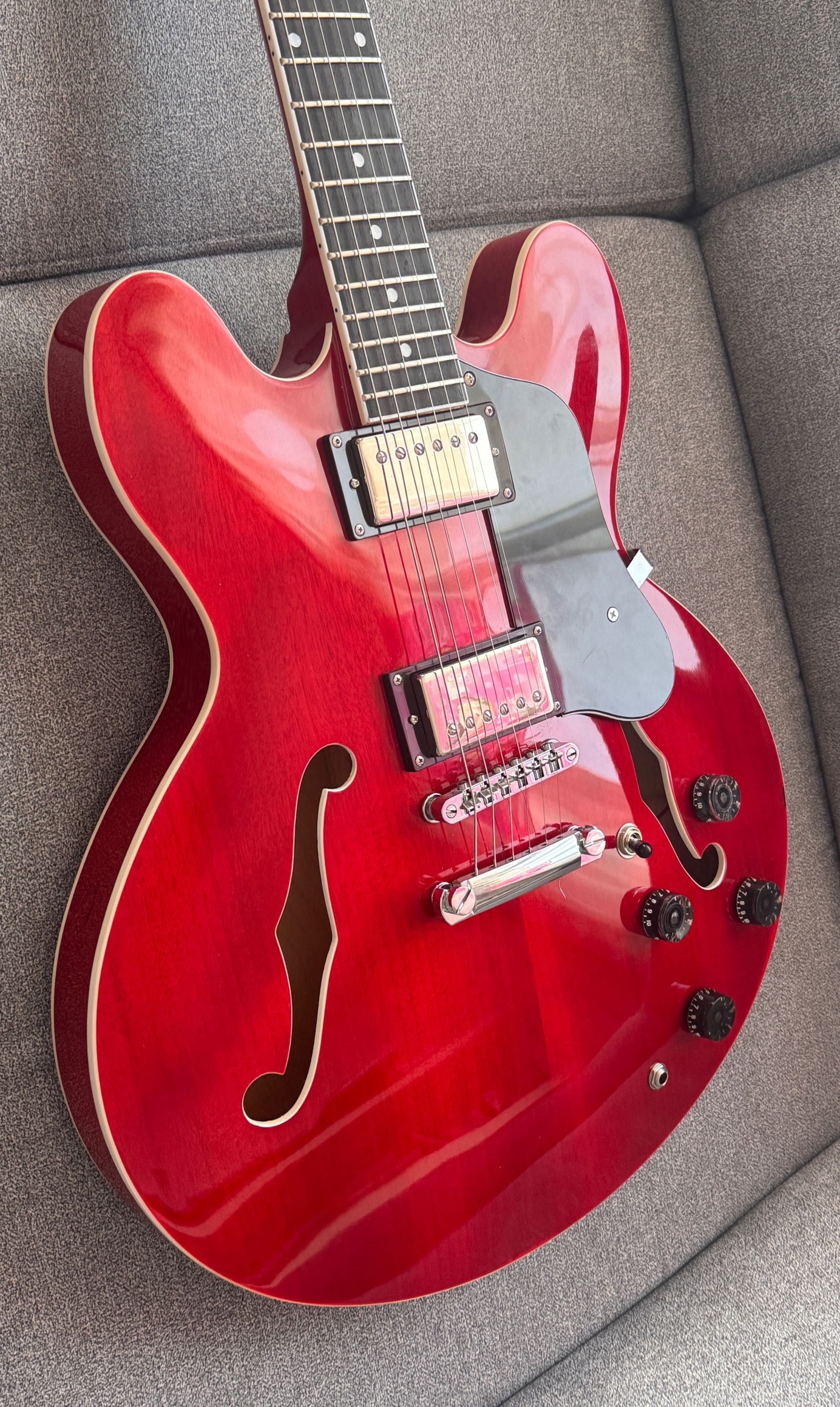 Gitara w stylu semi-hollow (Es 335)