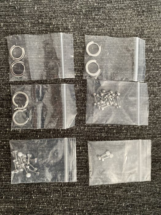 14 pares de brincos da marca JeweBella