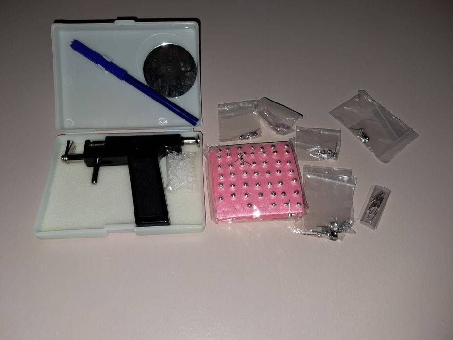Pistolet do przekłuwania uszu Kolczyki do uszu Zestaw ok. 230 szt.