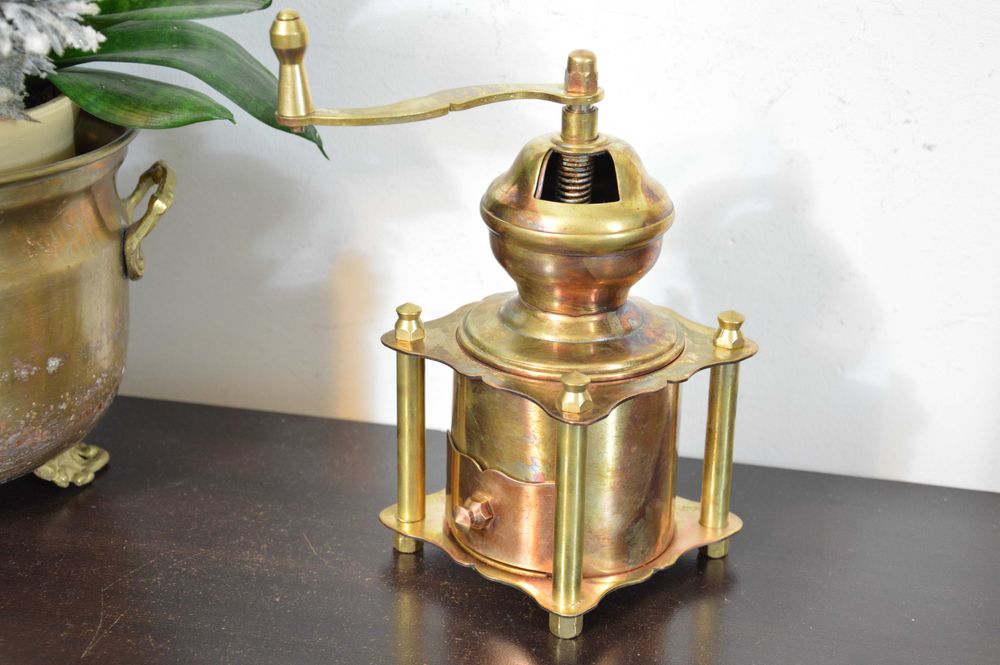 mosiężny ręczny MŁYNEK do kawy b. stary