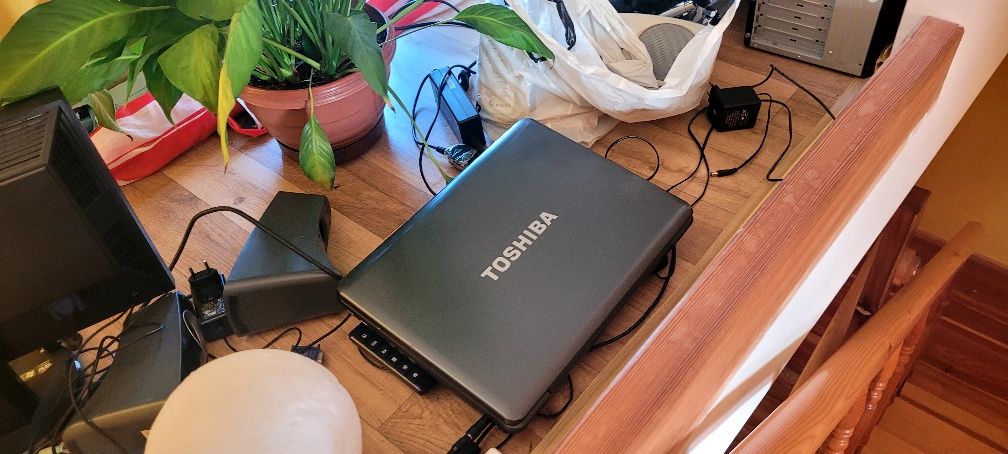Oddam elektronikę dyski płyta główna przewody głośniki