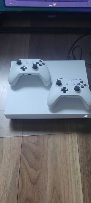 Xbox ONE X 1TB 2 pady