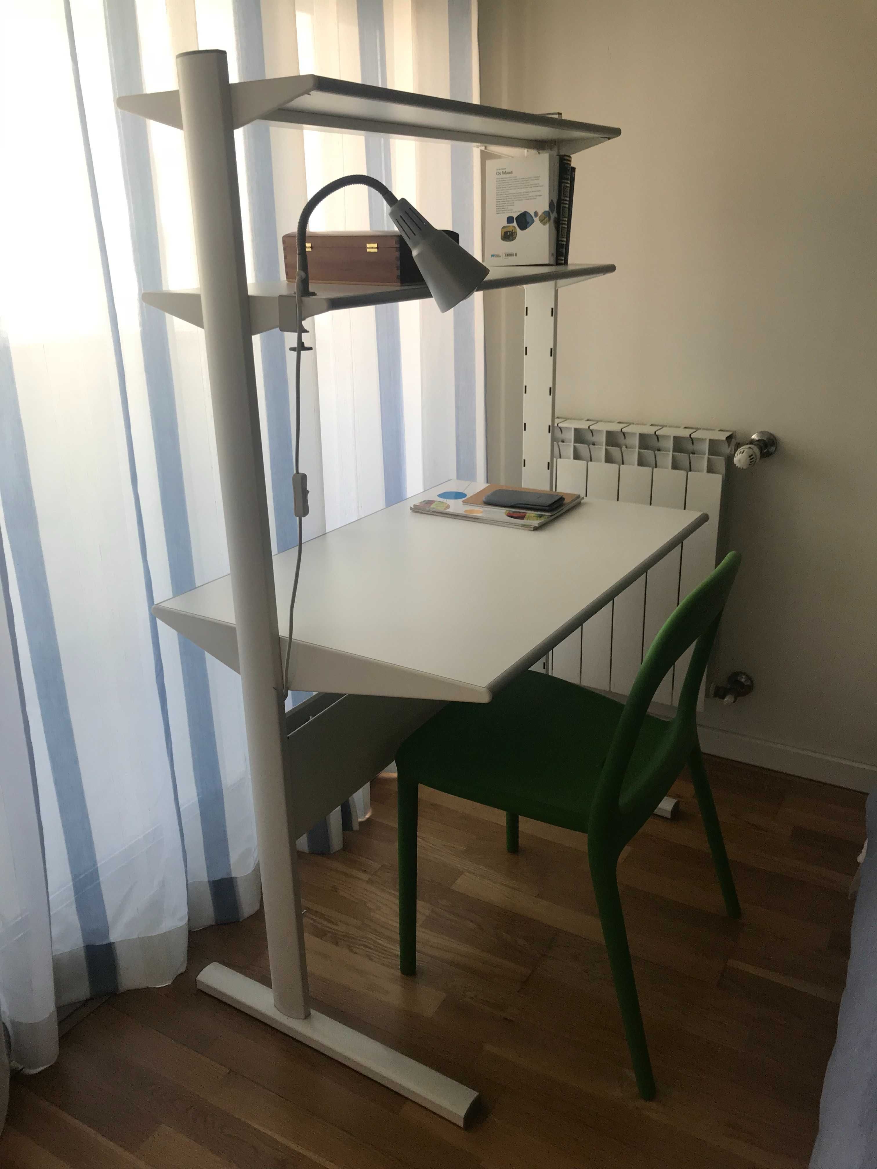 Secretaria IKEA com 2 prateleiras