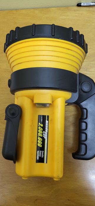 Фонарь очень мощный.