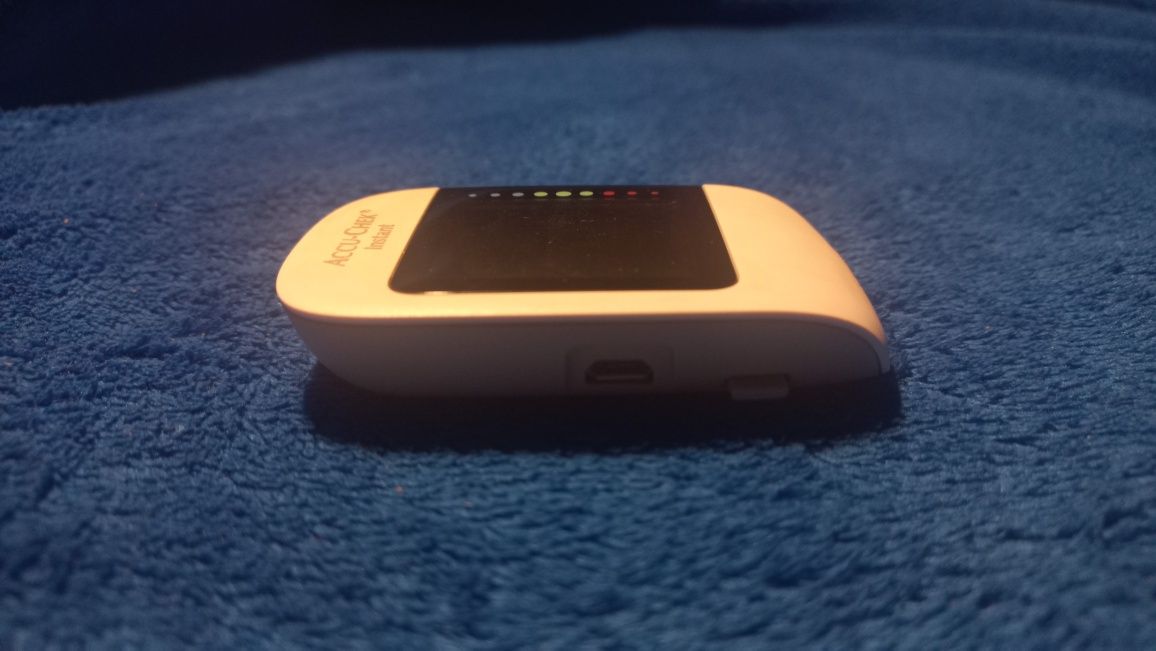 Glukometr Accu-Chek Instant