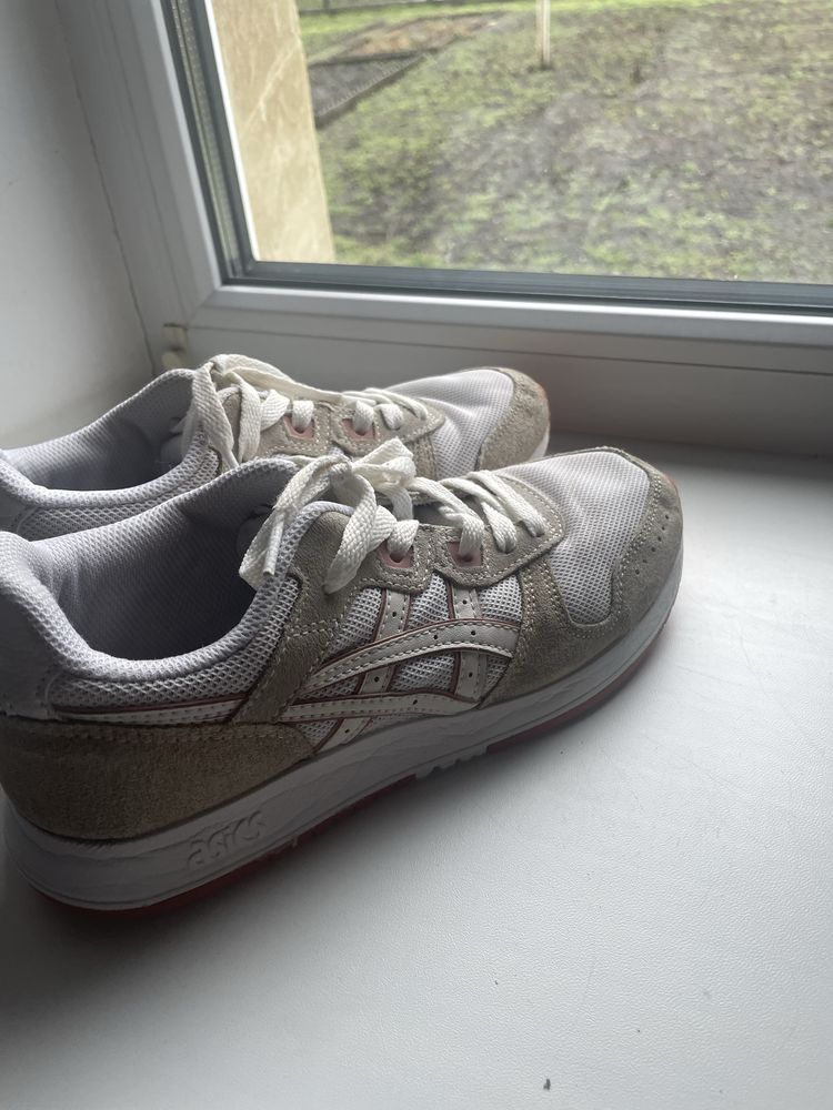кросівки Asics.