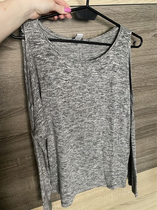 Cienki damski sweterek z wycięciami