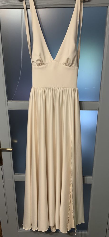 Długa suknia satynowa z rozcięciem dekolt wiązana S 36