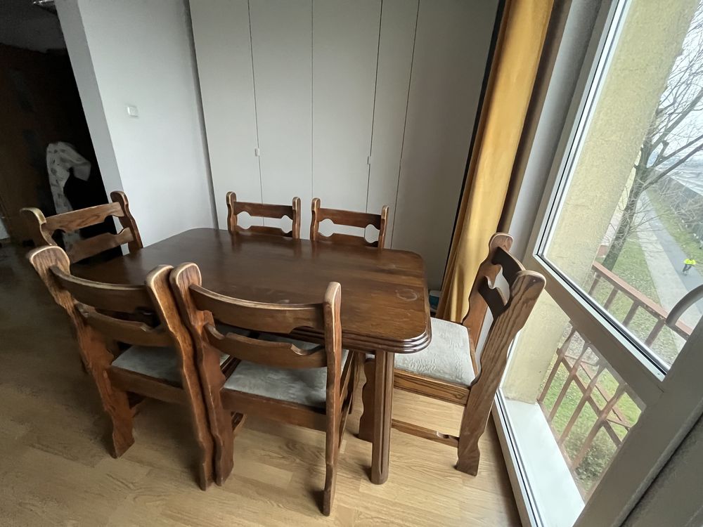 Dębowy stół z krzesłami