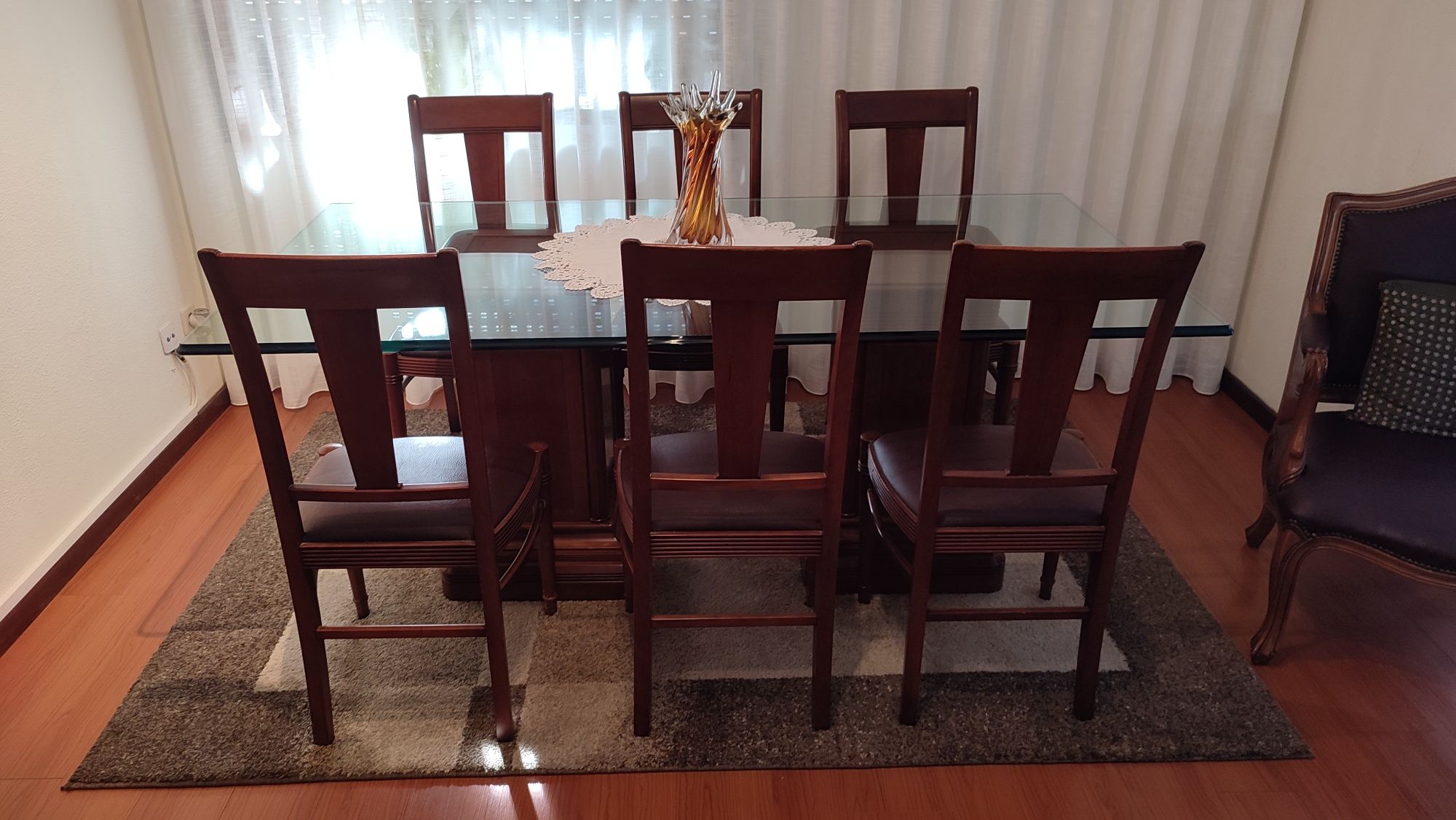 Mesa de sala com tampo de vidro