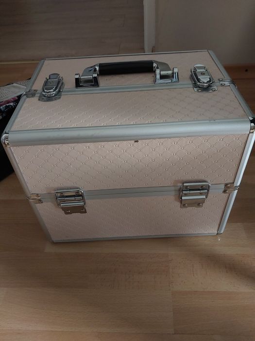 Kuferek na kosmetyki/lakiery