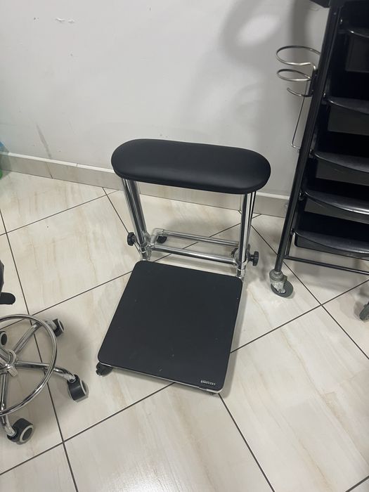 Стул та підставка манюкюрне