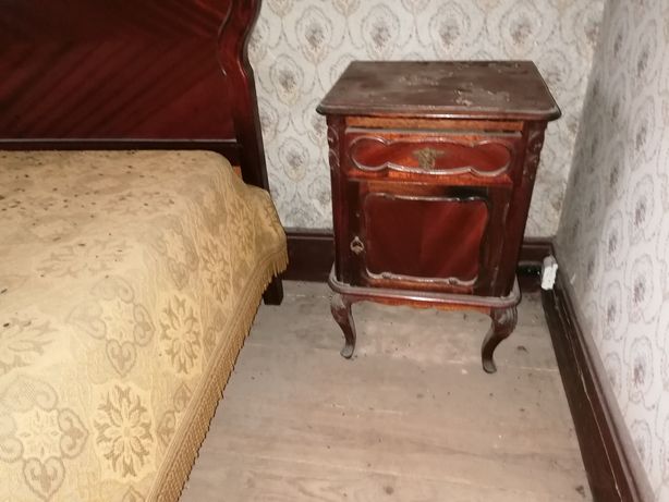 Mobília de solteiro muito antiga