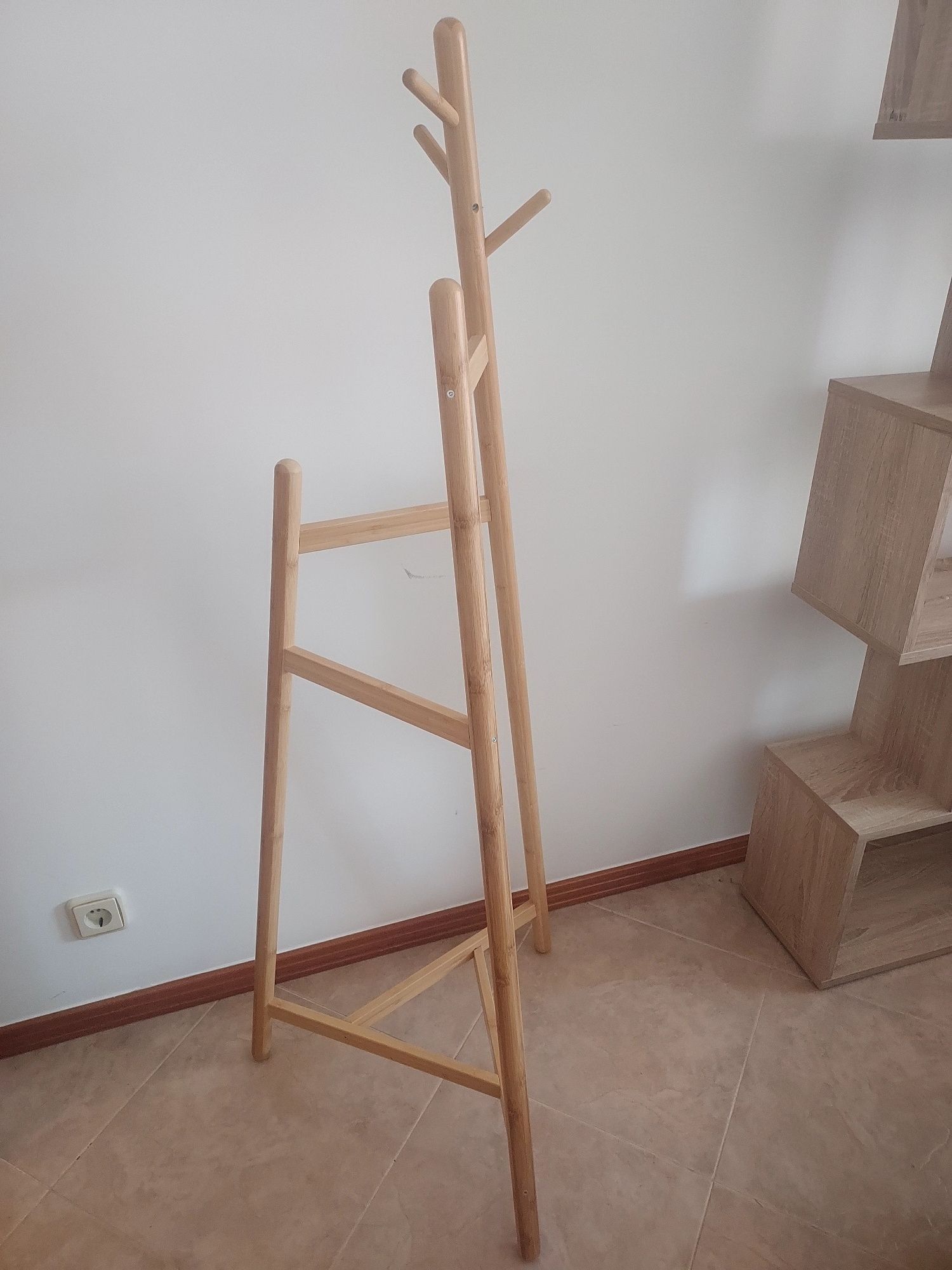 Cabide de pe bambu com pes de varias alturas