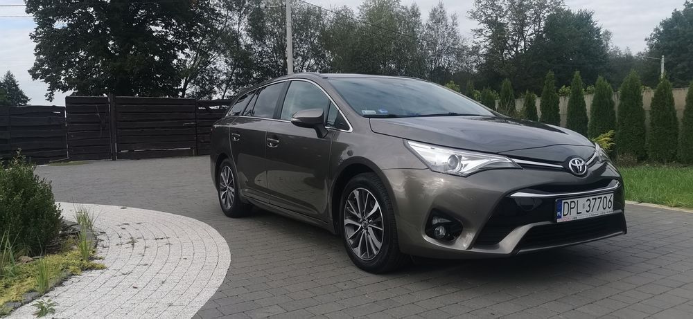 Toyota Avensis salon Polska