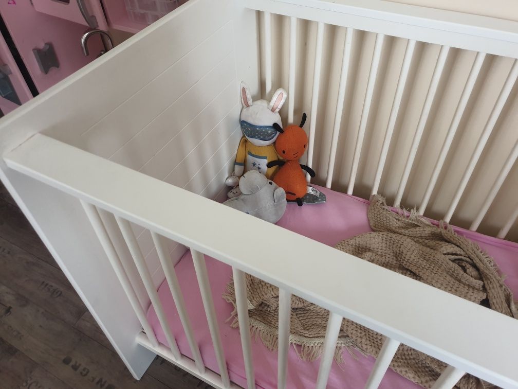 Białe łóżeczko solidne jak Ikea