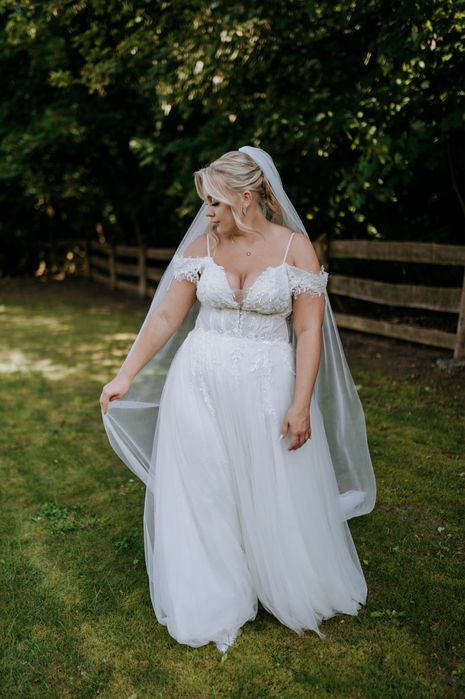 Suknia ślubna Laura piękna, robi efekt w zestawie z welonem !!