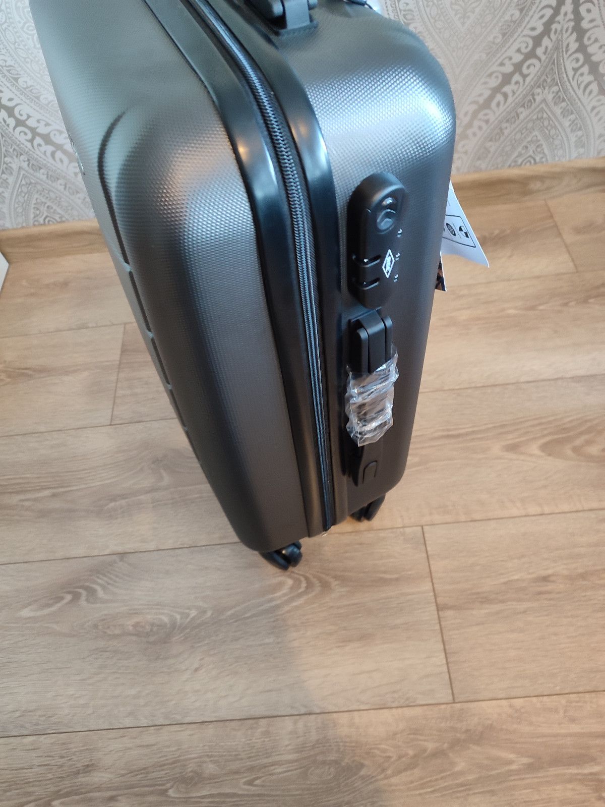 Nowa czarna walizka podróżna
