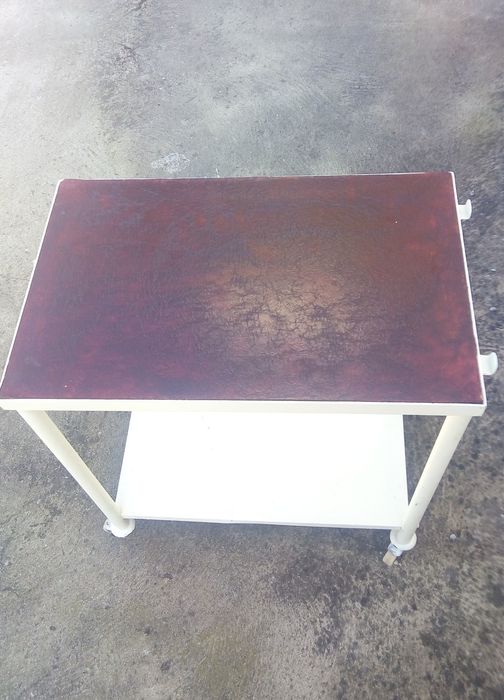 Mesa de apoio metálica com rodas